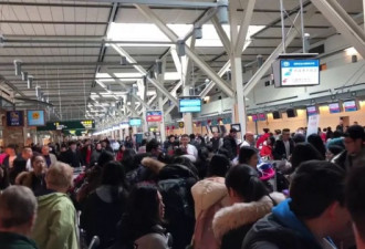 一大批中国旅客在温哥华机场突然被围捕