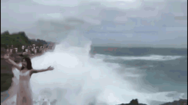 女生巴厘岛海岸拍照被巨浪卷走 拍照人未能幸免