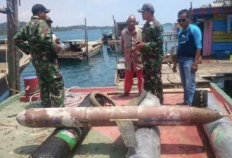 印尼渔民打渔捞到中国“海翼”水下无人滑翔机