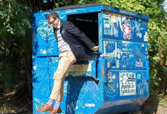 哈佛博士挑战居住极限：在垃圾桶里住了一年