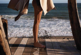 超模米兰达可儿海边练瑜伽 秀超火辣身材
