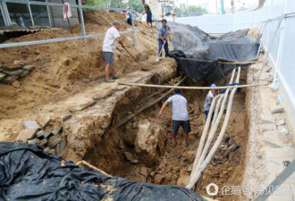 农民工挖沟发现汉代陶罐 主动上交国家