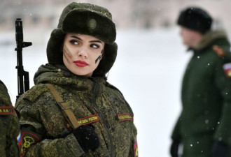 俄罗斯女兵选美大赛 选出最美战斗力最强的姑娘