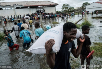 气旋肆虐非洲 灾民抢到中国救援物资 满面笑容