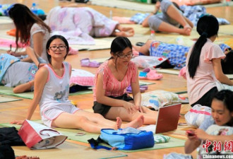 热浪滚滚的夏日,大学生没有空调浪漫集体生活