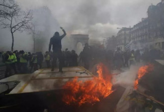 巴黎街头火光冲天：万人打砸抢 香榭丽舍变战场