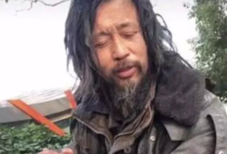 流浪大师遭网红围堵 这些整容脸能再不要脸点？
