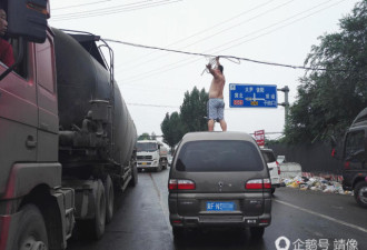 男子当“人肉电线杆”在雨中托举三小时