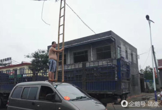 男子当“人肉电线杆”在雨中托举三小时