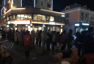 江苏盐城：民众们深夜中排长队参与志愿献血