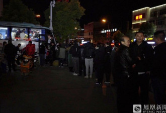 江苏盐城：民众们深夜中排长队参与志愿献血