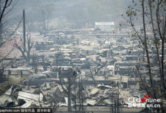 美加边境山林大火持续肆虐 住宅区化为灰烬