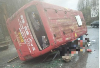 河南固始县一公交车与货车相撞，已致4死15伤