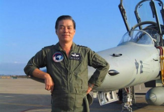 对台湾政府失望 退役空军上校砸烂勋章