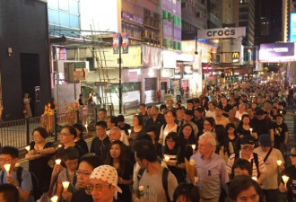 香港大规模烛光游行 悼念刘晓波
