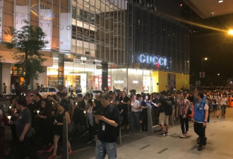 香港大规模烛光游行 悼念刘晓波