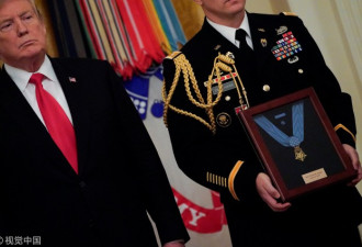 特朗普与副总统为牺牲的驻伊士兵颁发荣誉勋章