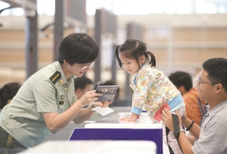 留学生暑假回国看女友 怕父母发现涂改护照被罚