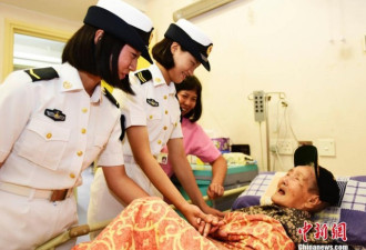 辽宁舰士兵访香港安老院 110岁长者感动落泪