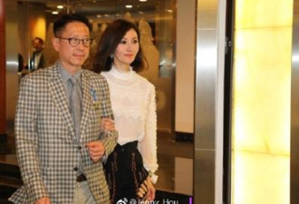 49岁李嘉欣和许晋亨携手看赛马 不像夫妻像父女