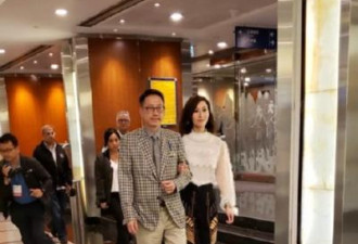 49岁李嘉欣和许晋亨携手看赛马 不像夫妻像父女