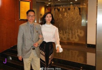 49岁李嘉欣和许晋亨携手看赛马 不像夫妻像父女