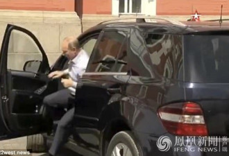 俄罗斯总统普京疑似为后座女子开车门一幕