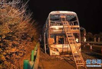 湖南常长高速一客车起火致26死 2司机被控制