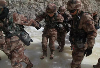 新疆某边防团首批女兵首次走上边关一线巡逻路