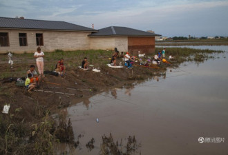 洪水淹没玉米地 农民改钓鱼每天钓上百条