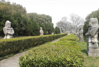 南京: 活人在明代公主墓里安家，有人睡石棺上