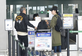 68岁王石与小30岁娇妻田朴珺机场同框对视热聊