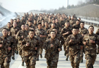 解放军重装进西藏   印急增两千人