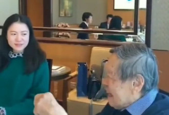 96岁杨振宁与小54岁娇妻近照，翁帆眼神亮了