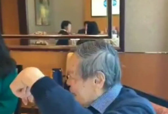 96岁杨振宁与小54岁娇妻近照，翁帆眼神亮了