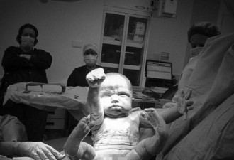 婴儿出生比超人动作 医护人员乐了：英雄诞生！