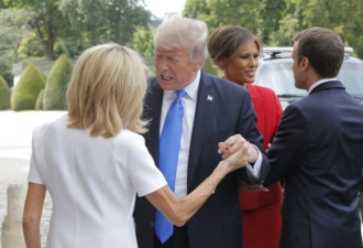 特朗普马克龙握手难舍难分 美媒：最尴尬的一次