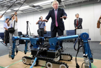 英国外交大臣参观日本仿生机器人 表情亮了