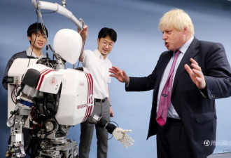 英国外交大臣参观日本仿生机器人 表情亮了