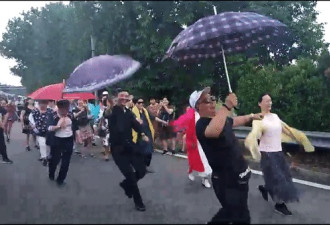 中国大妈海外堵车大跳广场舞，大爷举伞伴舞！