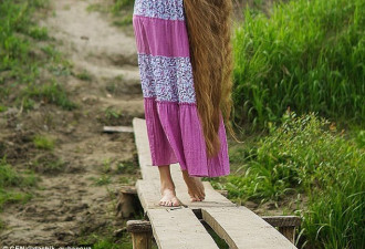 俄罗斯美女为赌约14年未剪头发 发长1.5米