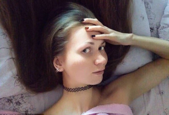 俄罗斯美女为赌约14年未剪头发 发长1.5米