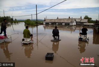 快乐的吉林洪涝现场 居民坐在院子中钓鱼