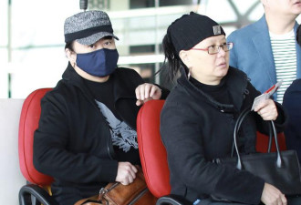 刘欢心脏手术后现身机场 妻子陪同看起来憔悴