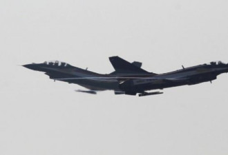 中国战机拦美侦察机 危险逼近险碰撞