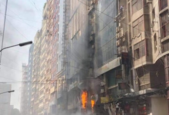 孟加拉国首都达卡大楼发生火灾，多人跳楼逃生