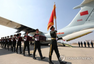 韩国移交10具中国人民志愿军遗骸