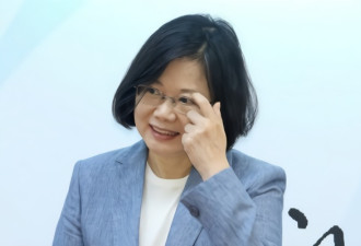 蔡英文"蹭个会"，被美国议员用韩语问候了一遍