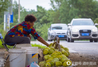 老两口靠卖香瓜赚钱救命 求过路司机别偷了