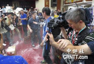 台湾立法院蓝绿扭打成一团!鸡蛋面粉满天飞